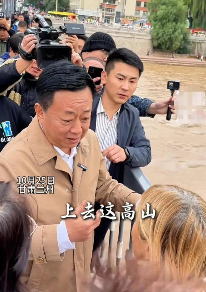 横肉眼睛肿大陪维娜打卡黄河被冷脸嫌弃J9数字平台60岁朱军现身兰州满脸