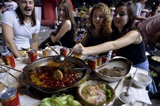 过中国美食后回国面对白人饭简直生不如死九游会登录j9入口首批免签来华老外尝(图11)