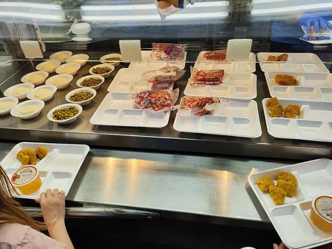 过中国美食后回国面对白人饭简直生不如死九游会登录j9入口首批免签来华老外尝(图4)